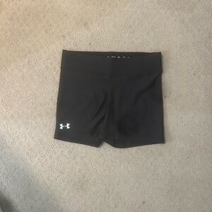 Under Armour Women’s Heat-Gear Armour Mid-Rise Shorty Shorts